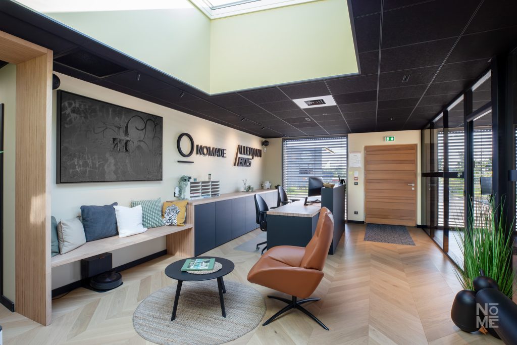 Espace d’accueil chaleureux avec design intérieur contemporain par Atelier Nōmé