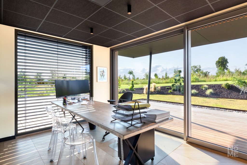 Aménagement intérieur d’un bureau lumineux avec grandes baies vitrées en Alsace par Atelier Nōmé