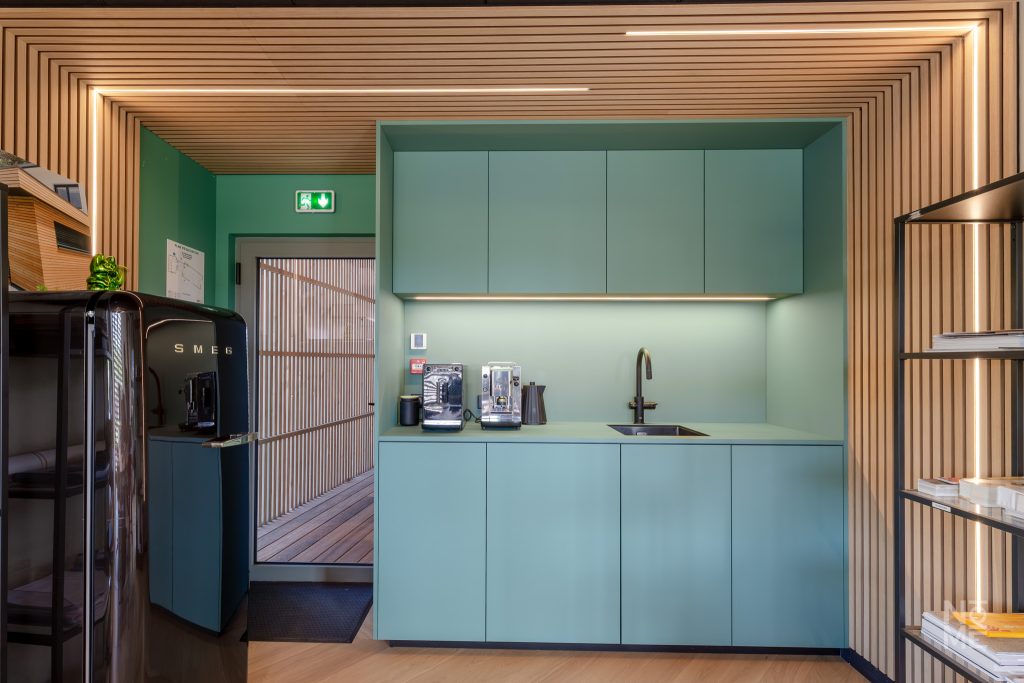 Aménagement d’un espace cuisine dans des bureaux contemporains par Atelier Nōmé