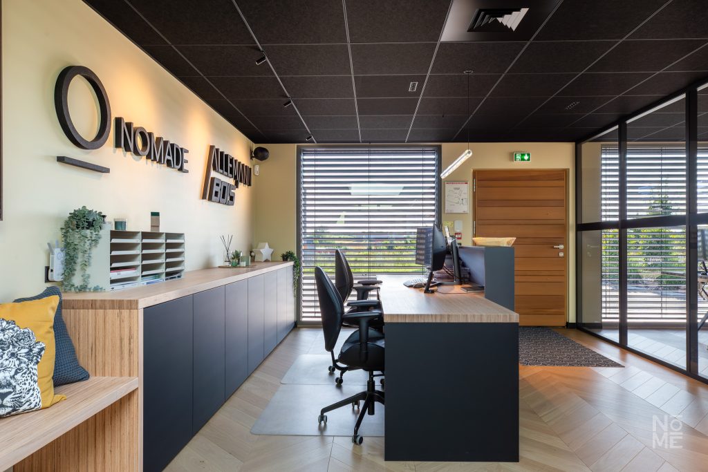Aménagement intérieur d’un bureau professionnel moderne par Atelier Nōmé