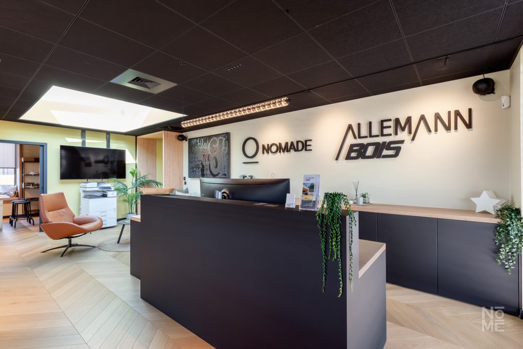 Aménagement de l’espace d’accueil des bureaux professionnels réalisé par Atelier Nōmé en Alsace