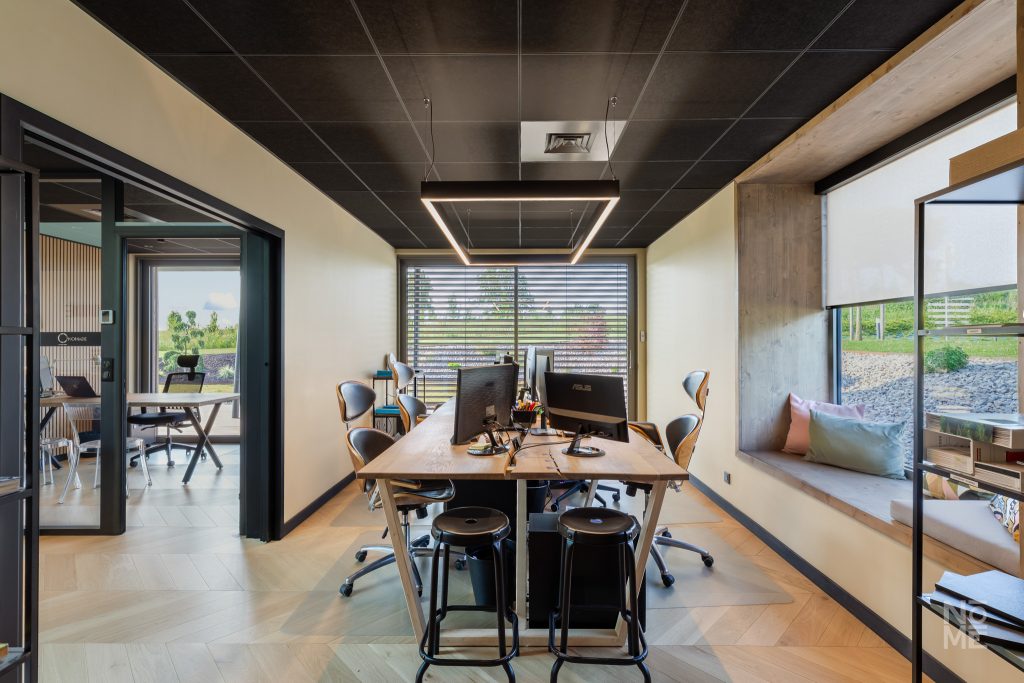 Salle de réunion moderne dans les bureaux Atelier Nōmé en Alsace