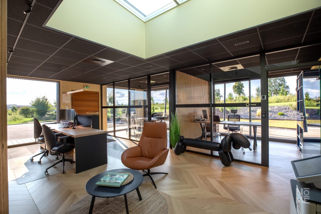 Espace de travail contemporain avec coin détente conçu par Atelier Nōmé en Alsace