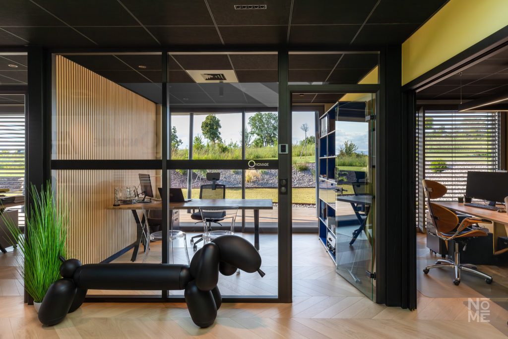 Bureau vitré avec architecture intérieure contemporaine réalisé par Atelier Nōmé
