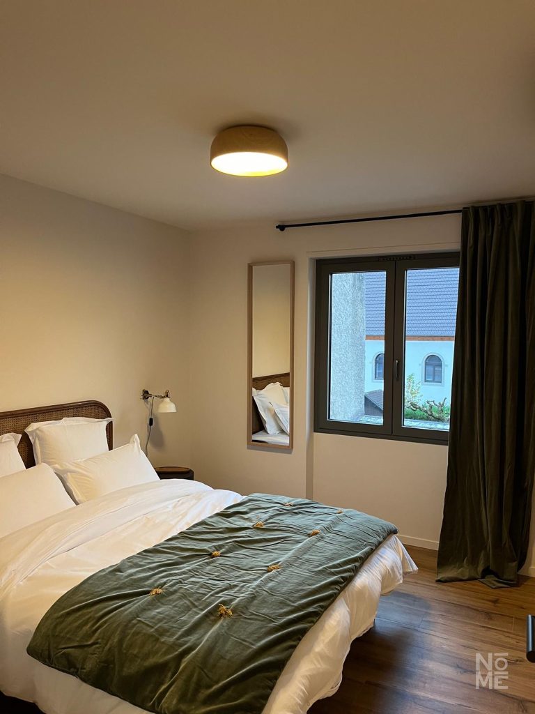 Chambre de l’appartement rénové à l’étage du Bouillon à Altkirch par Atelier NŌMĒ