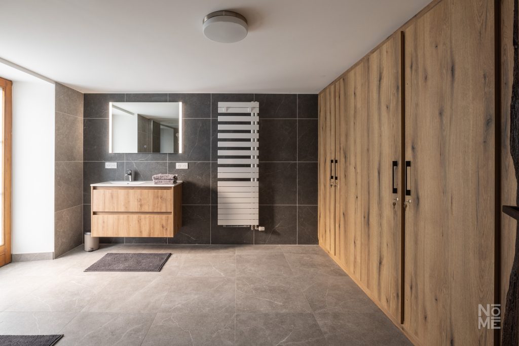 Chambre avec poutres apparentes dans le gîte des 4 Fontaines rénové par Atelier NŌMĒ