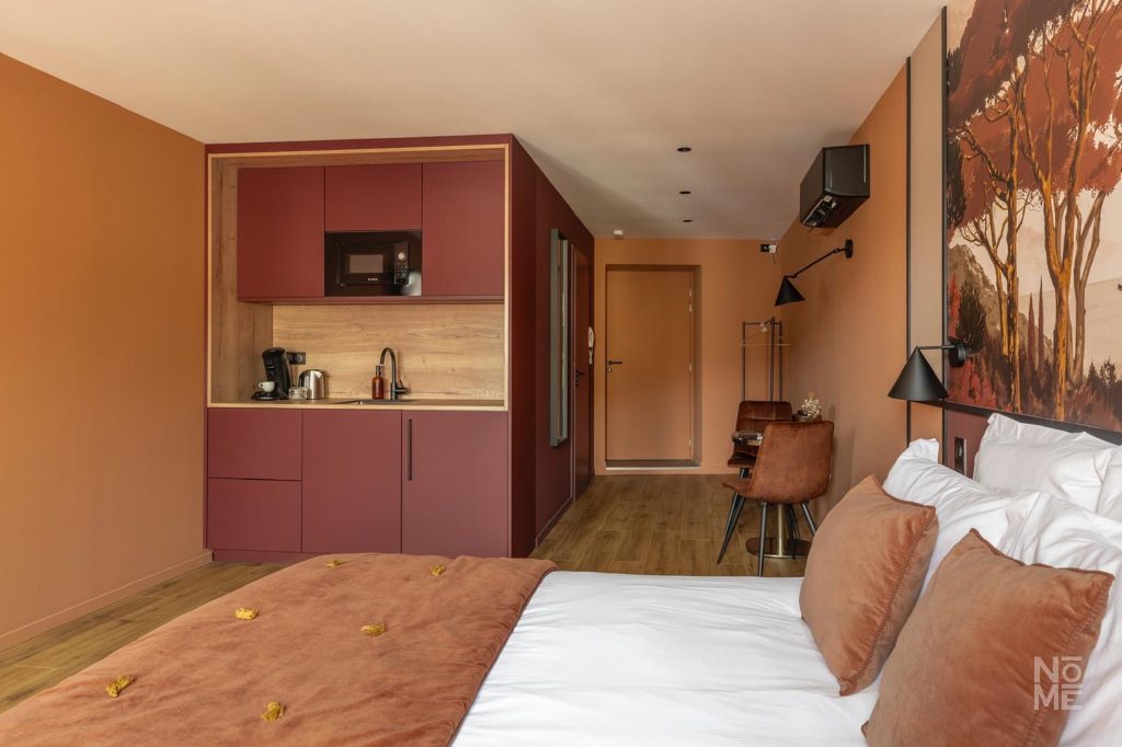 Chambre au design contemporain à l’étage du Bouillon rénovée par Atelier NŌMĒ