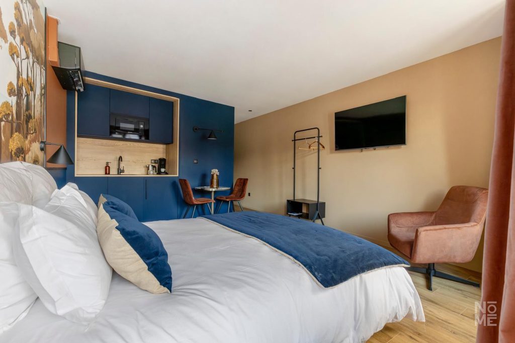 Chambre double rénovée à l’étage du Bouillon à Altkirch par Atelier NŌMĒ
