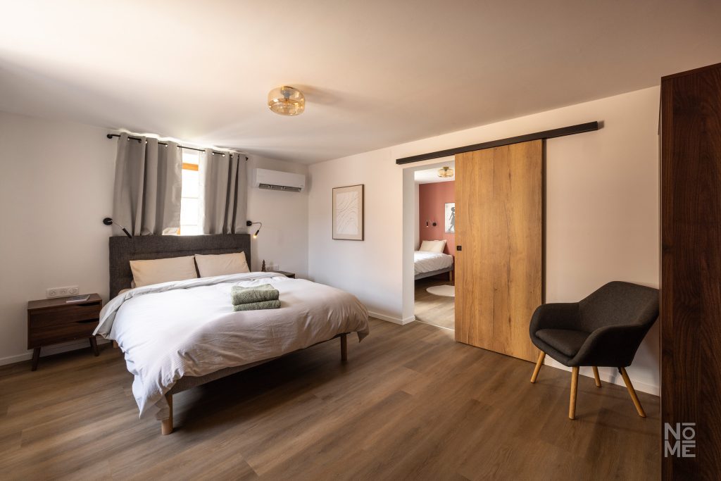 Chambre double du gîte des 4 Fontaines rénovée par Atelier NŌMĒ