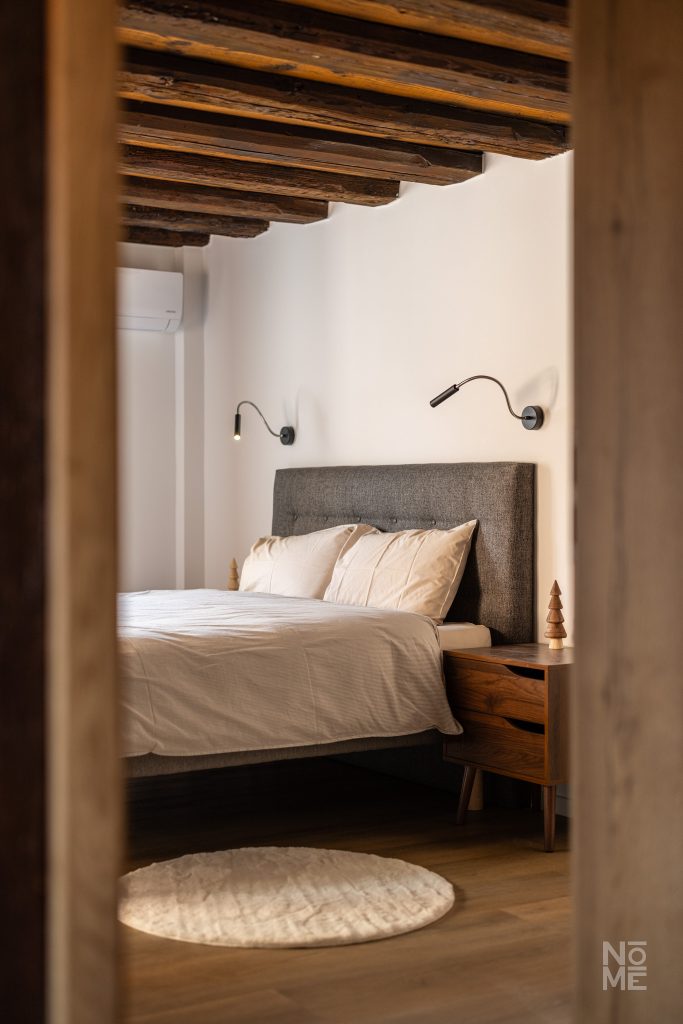 Chambre à l’étage du gîte des 4 Fontaines rénovée par Atelier NŌMĒ