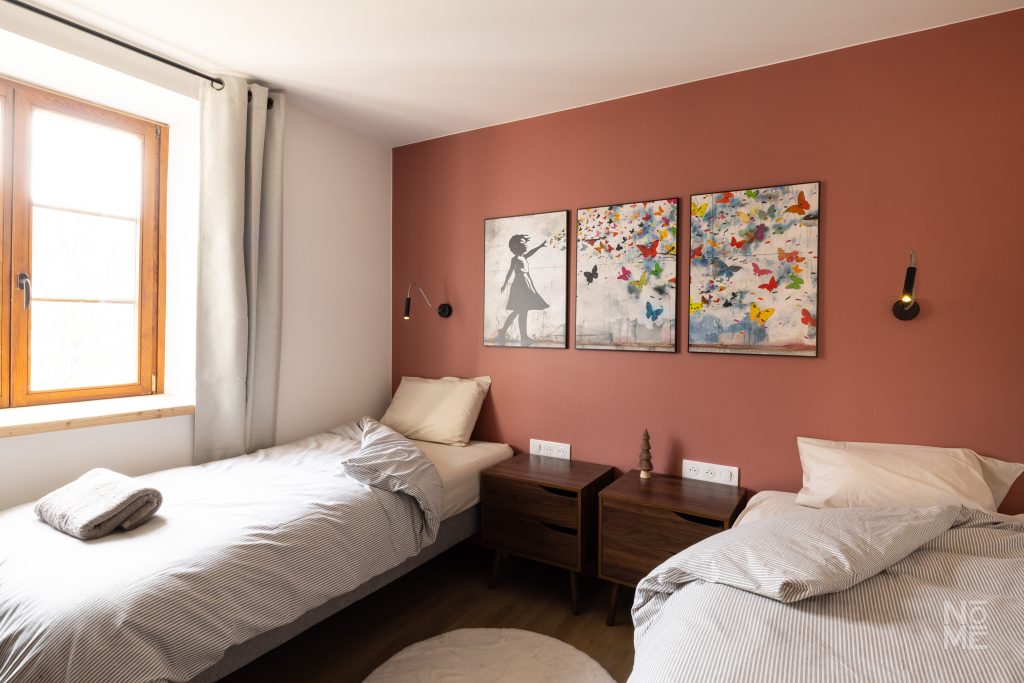 Chambre familiale du gîte des 4 Fontaines rénovée par Atelier NŌMĒ