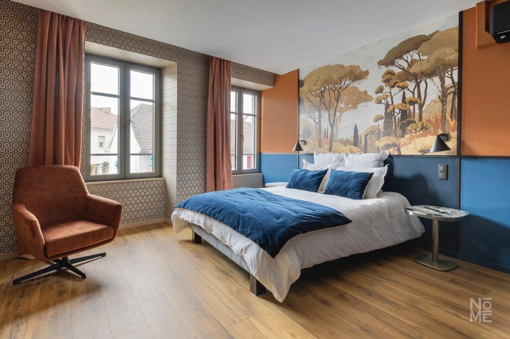 Chambre au design contemporain à l’étage du Bouillon rénovée par Atelier NŌMĒ