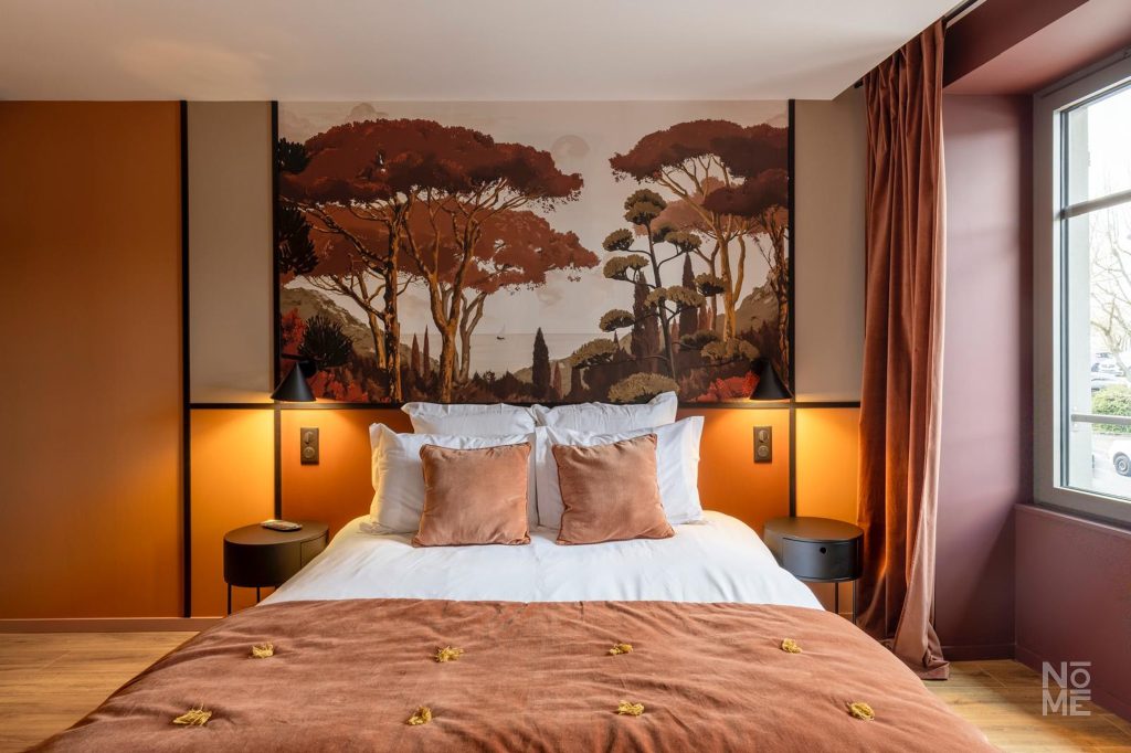 Chambre rénovée à l’étage du Bouillon à Altkirch par Atelier NŌMĒ
