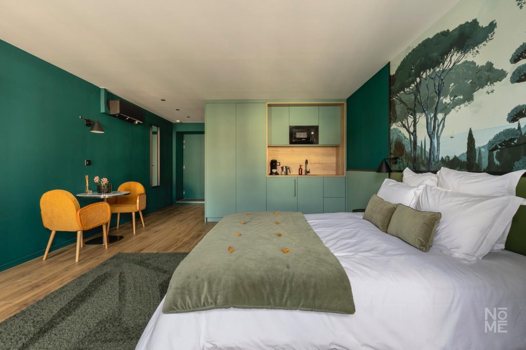 Chambre aux tons verts rénovée à l’étage du Bouillon à Altkirch par Atelier NŌMĒ