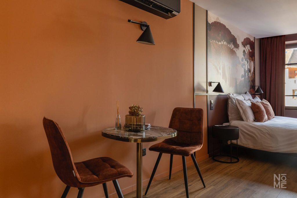 Coin bureau dans une chambre rénovée à l’étage du Bouillon par Atelier NŌMĒ