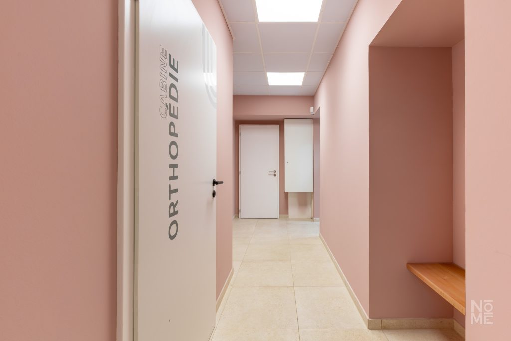 Couloir et aménagement intérieur de la pharmacie du Nordfeld rénovée par Atelier NŌMĒ