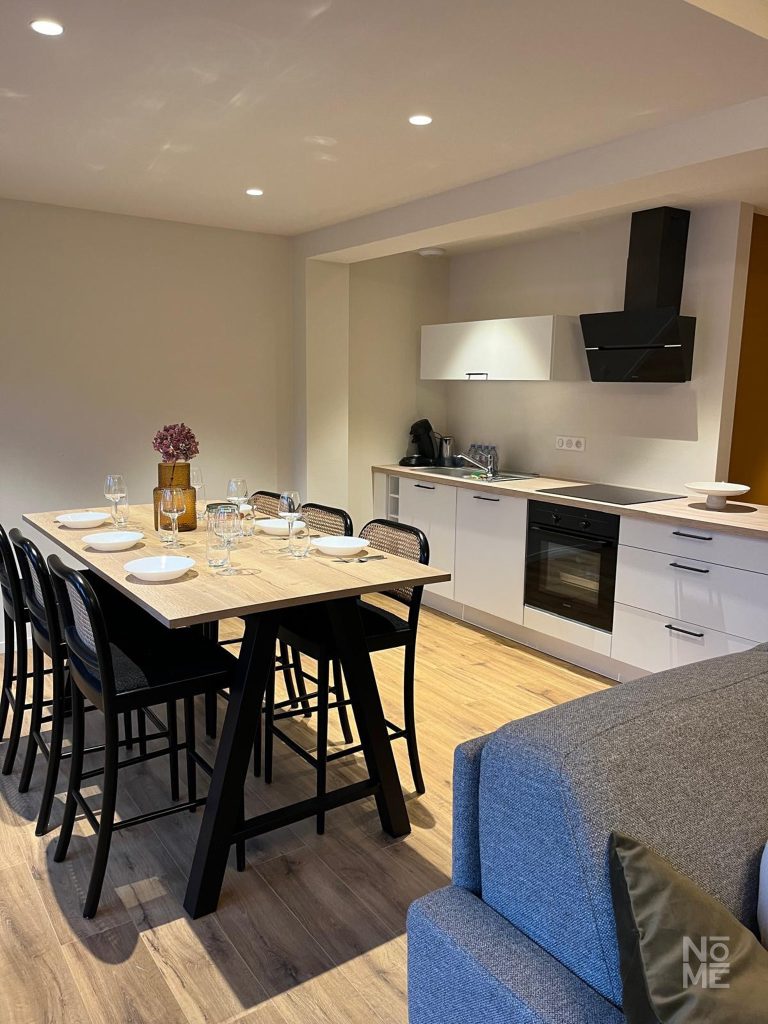Cuisine de l’appartement rénové à l’étage du Bouillon à Altkirch par Atelier NŌMĒ