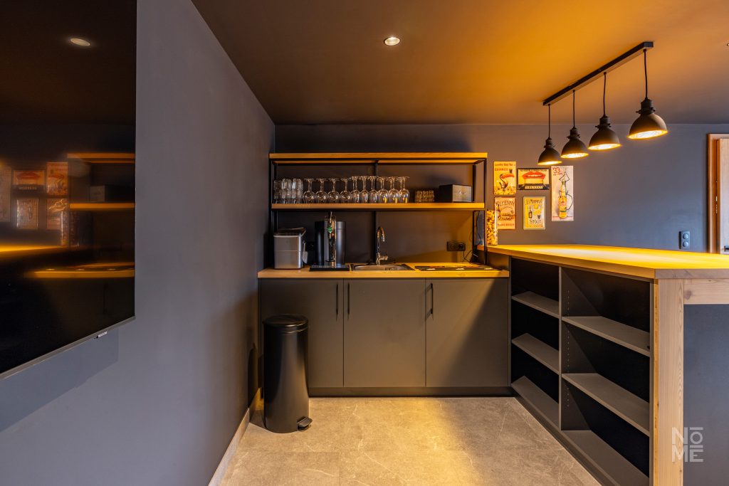 Cuisine moderne du gîte des 4 Fontaines rénovée par Atelier NŌMĒ