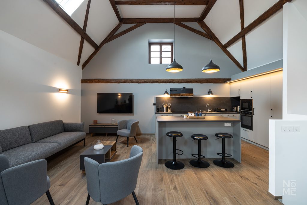 Cuisine et salle à manger du gîte des 4 Fontaines rénovées par Atelier NŌMĒ