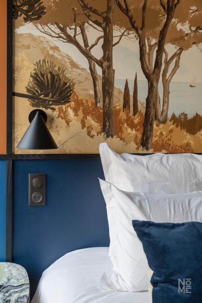 Détail de décoration dans une chambre rénovée de l’étage du Bouillon par Atelier NŌMĒ