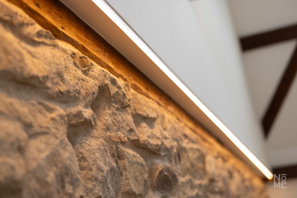 Détail du mur en pierre dans le gîte des 4 Fontaines rénové par Atelier NŌMĒ