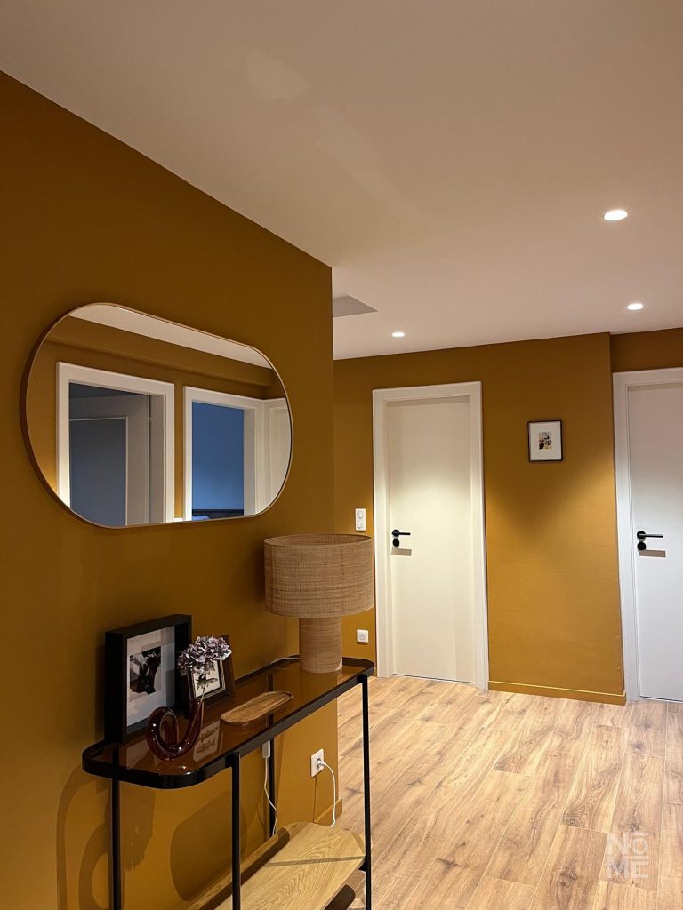Entrée de l’appartement rénové à l’étage du Bouillon à Altkirch par Atelier NŌMĒ