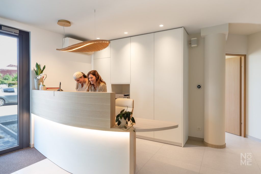 Espace d’accueil du cabinet médical du docteur Raidot à Mulhouse aménagé par Atelier NŌMĒ