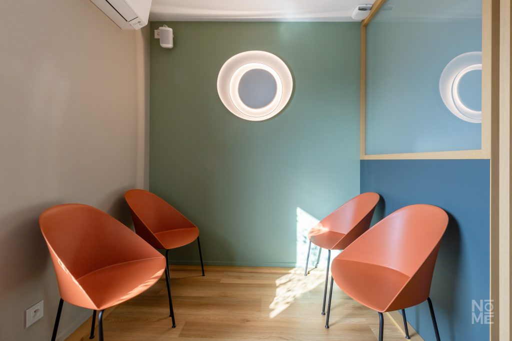 Bureau de consultation du cabinet dentaire du docteur Groell aménagé par Atelier NŌMĒ