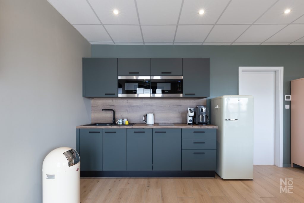 Espace cuisine et pause du laboratoire dentaire CKD aménagé par Atelier NŌMĒ