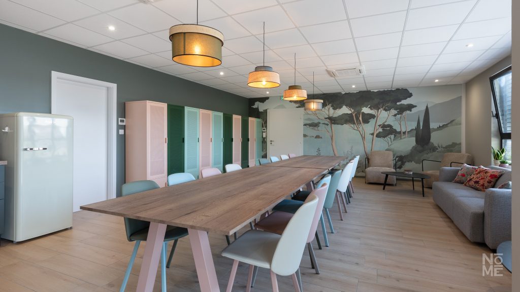Espace de réunion du laboratoire dentaire CKD rénové par Atelier NŌMĒ