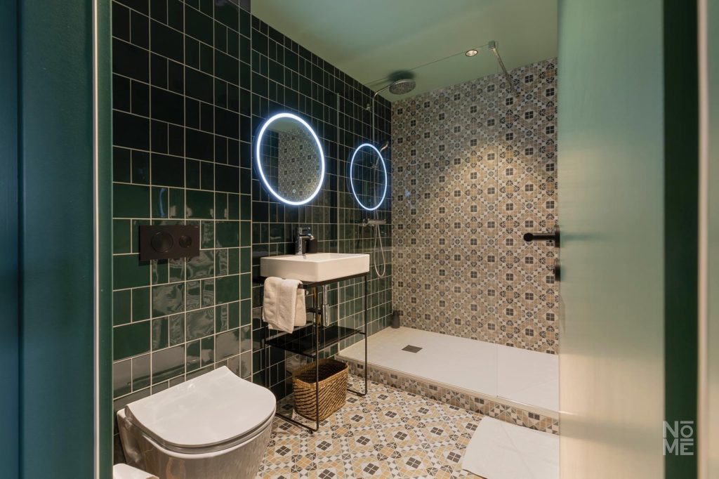 Salle de bain au carrelage vert dans une chambre de l’étage du Bouillon rénovée par Atelier NŌMĒ