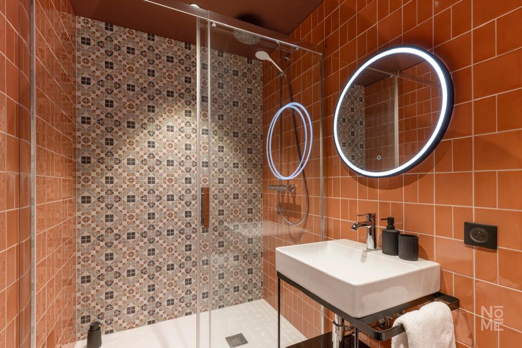Salle de bain rénovée dans une chambre de l’étage du Bouillon à Altkirch par Atelier NŌMĒ