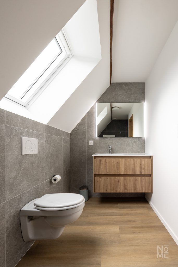 Salle de bain à l’étage du gîte des 4 Fontaines rénovée par Atelier NŌMĒ