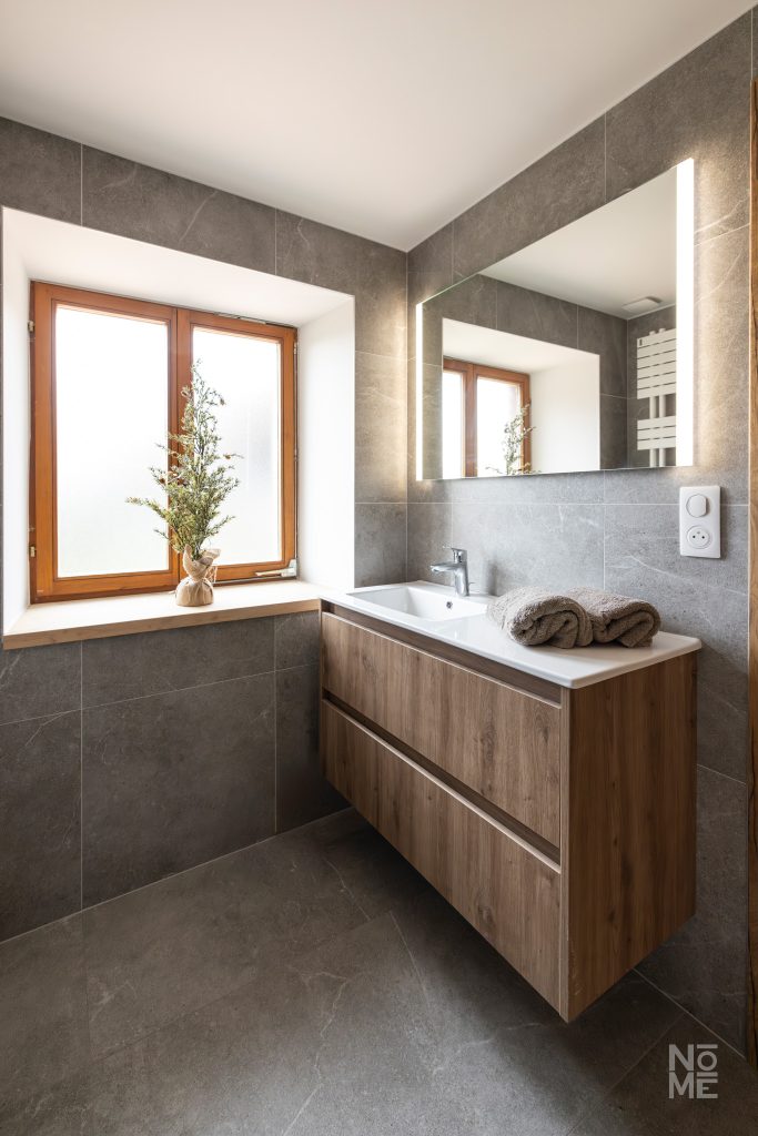 Salle de bain du gîte des 4 Fontaines rénovée par Atelier NŌMĒ