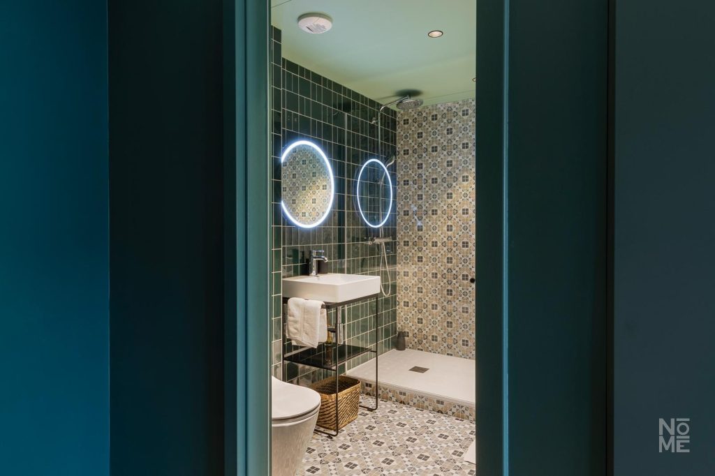 Salle de bain moderne dans une chambre de l’étage du Bouillon à Altkirch par Atelier NŌMĒ