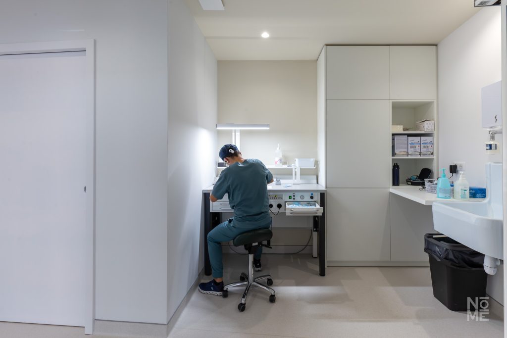 Salle de consultation du cabinet médical du docteur Raidot aménagée par Atelier NŌMĒ