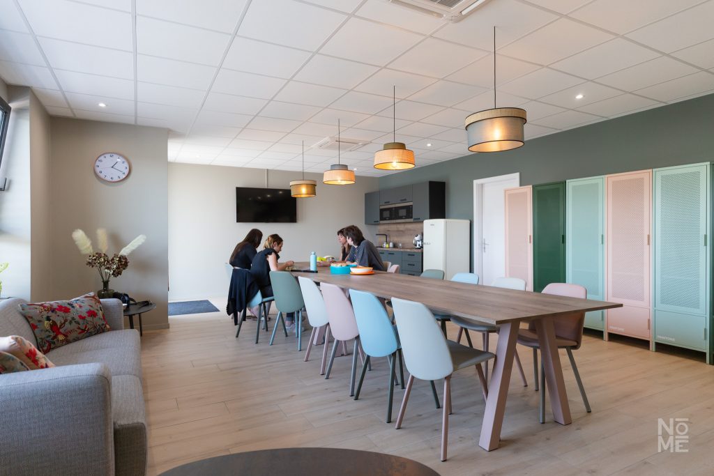 Salle de réunion contemporaine du laboratoire dentaire CKD aménagée par Atelier NŌMĒ
