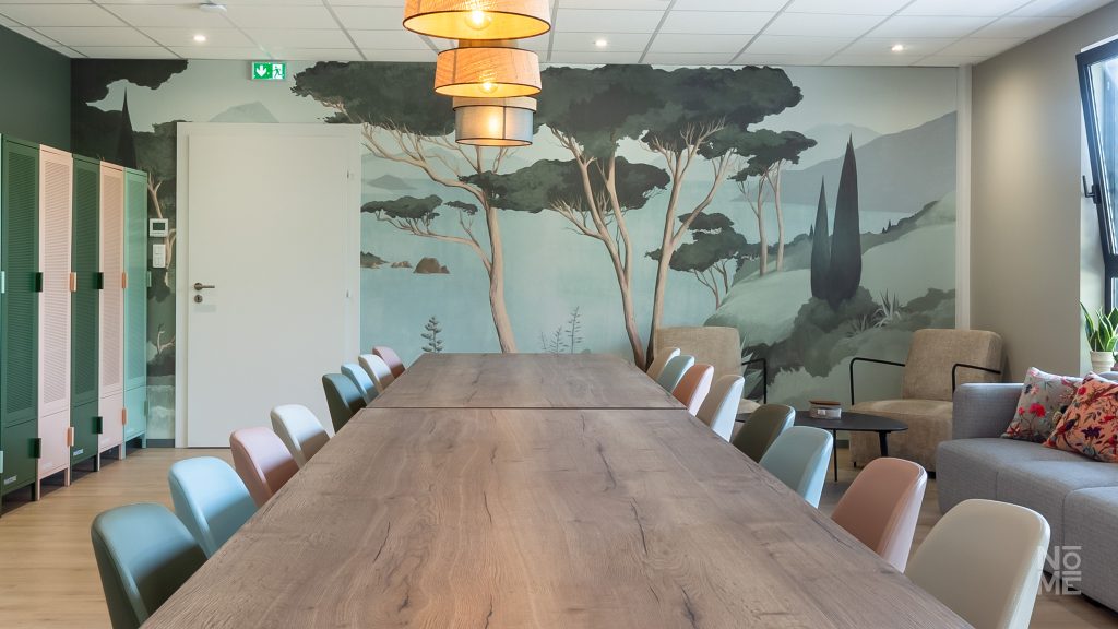 Salle de réunion du laboratoire dentaire CKD aménagée par Atelier NŌMĒ