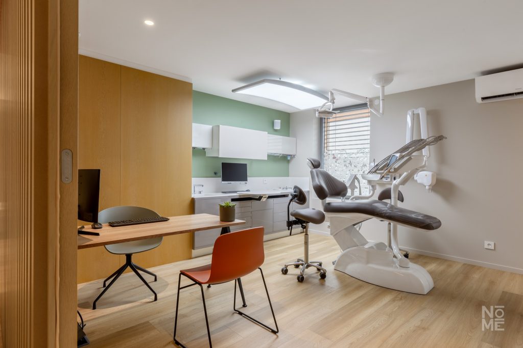 Salle de soins du cabinet dentaire du docteur Groell aménagée par Atelier NŌMĒ