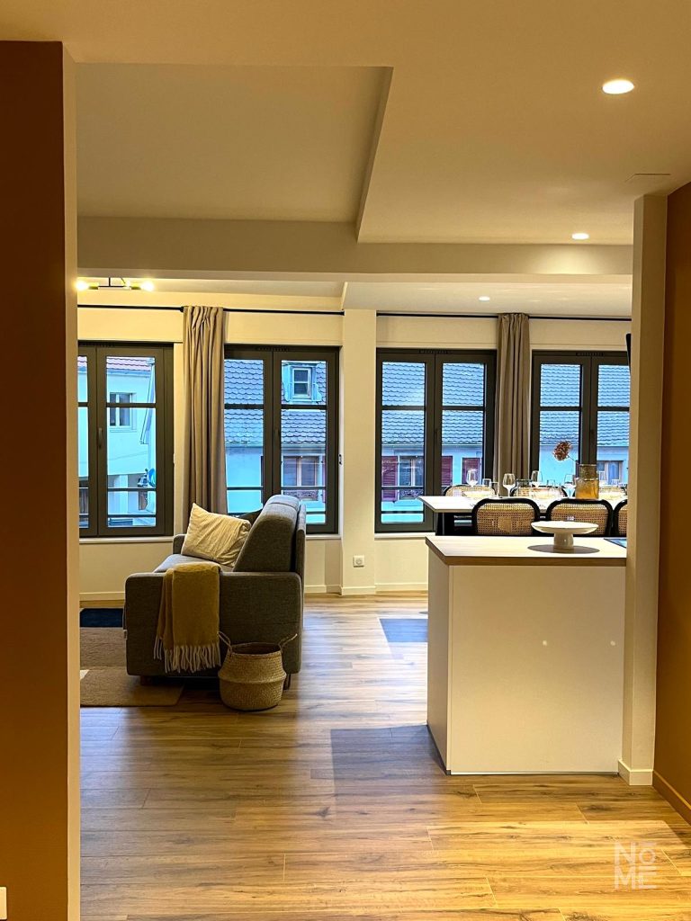 Salon de l’étage du Bouillon rénové à Altkirch par Atelier NŌMĒ