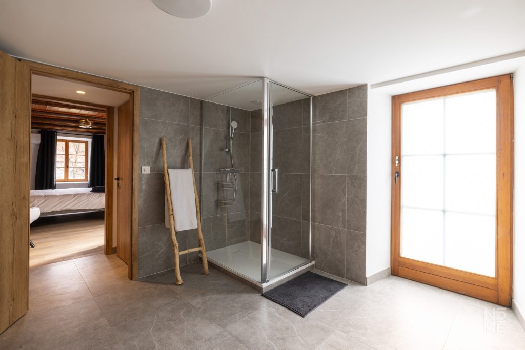 Salon de l’appartement du gîte des 4 Fontaines rénové par Atelier NŌMĒ
