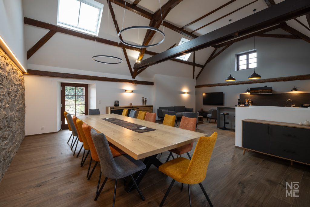 Salon et salle à manger du gîte des 4 Fontaines rénovés par Atelier NŌMĒ