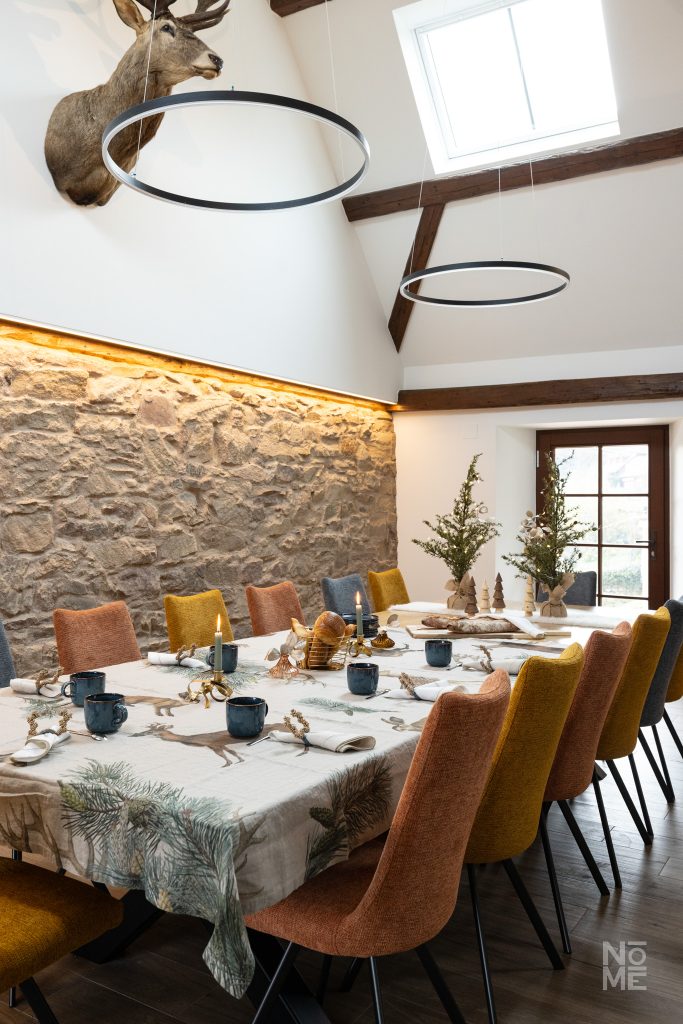Table de repas du gîte des 4 Fontaines aménagée par Atelier NŌMĒ