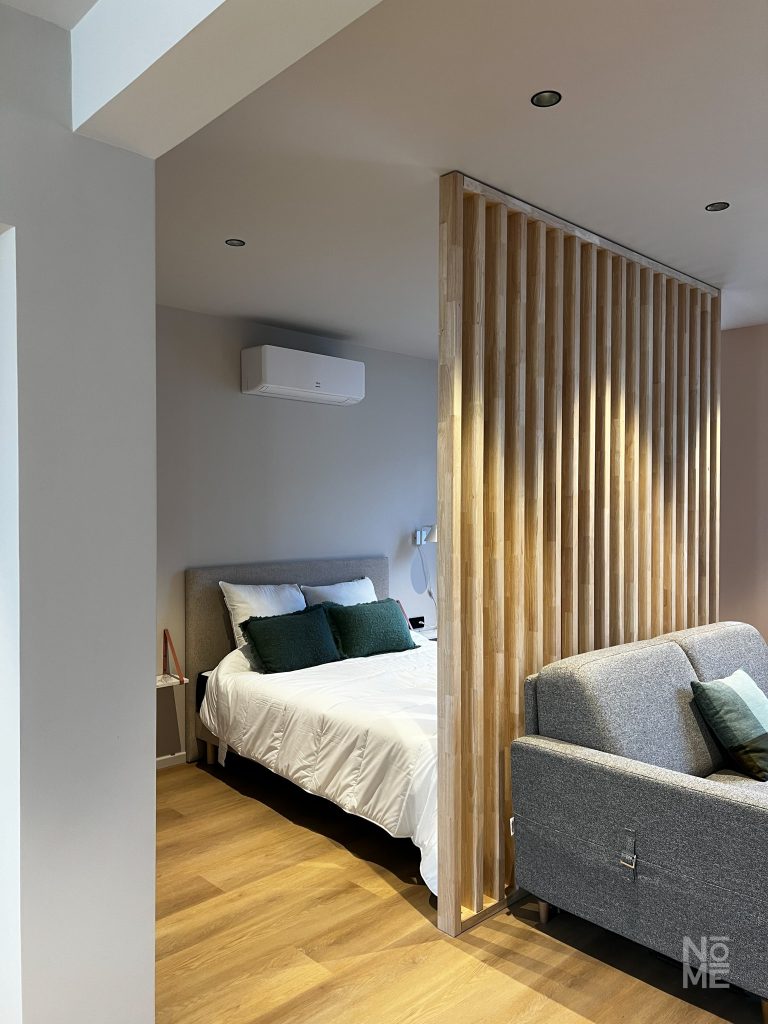 Chambre avec claustra en bois et espace nuit optimisé en Alsace – Atelier NŌMĒ
