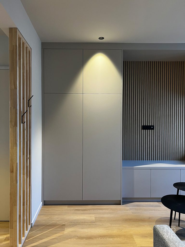 Aménagement intérieur avec éclairage mural et design épuré en Alsace