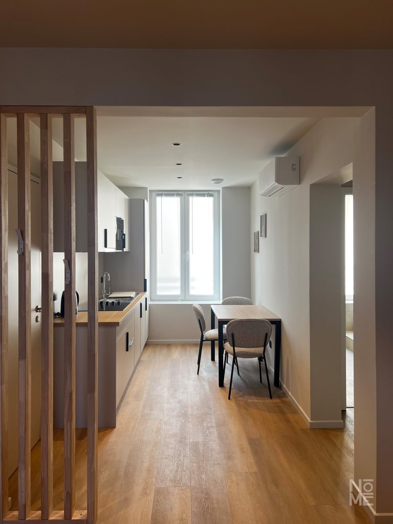 Aménagement intérieur avec séparation en bois type claustra dans un appartement en Alsace