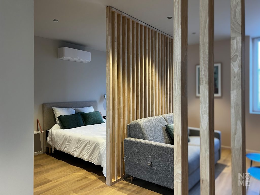 Aménagement chambre ouverte avec séparation bois design en appartement en Alsace