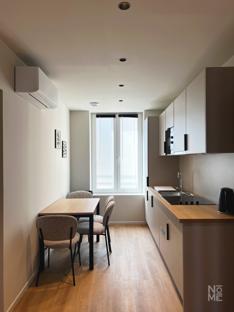 Cuisine moderne d’appartement avec espace repas en Alsace – Atelier NŌMĒ