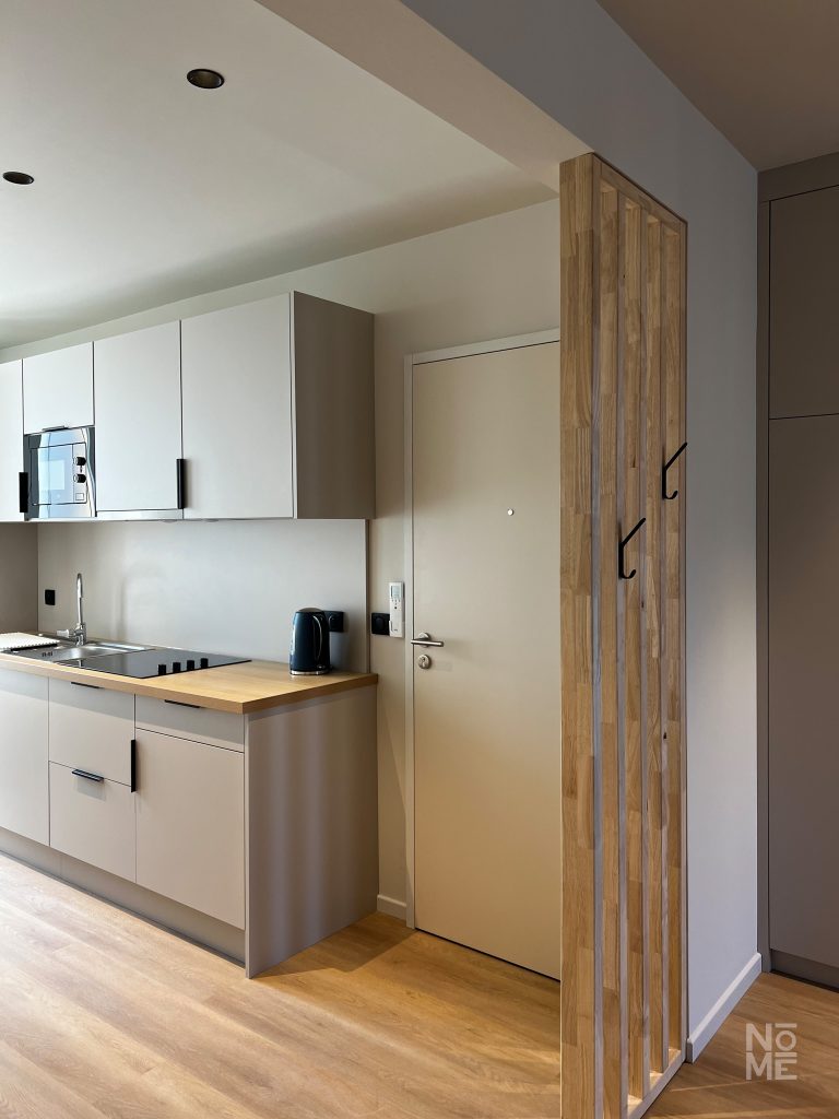 Cuisine minimaliste en bois avec aménagement sur mesure en Alsace