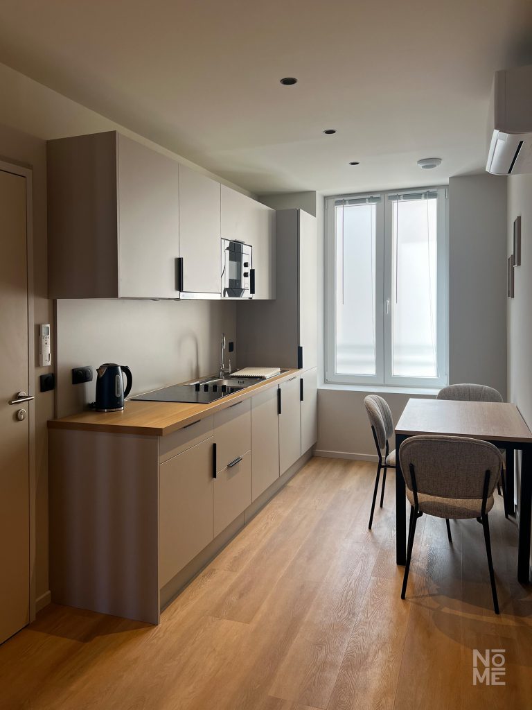 Cuisine en bois sur mesure dans un appartement rénové en Alsace – Atelier NŌMĒ